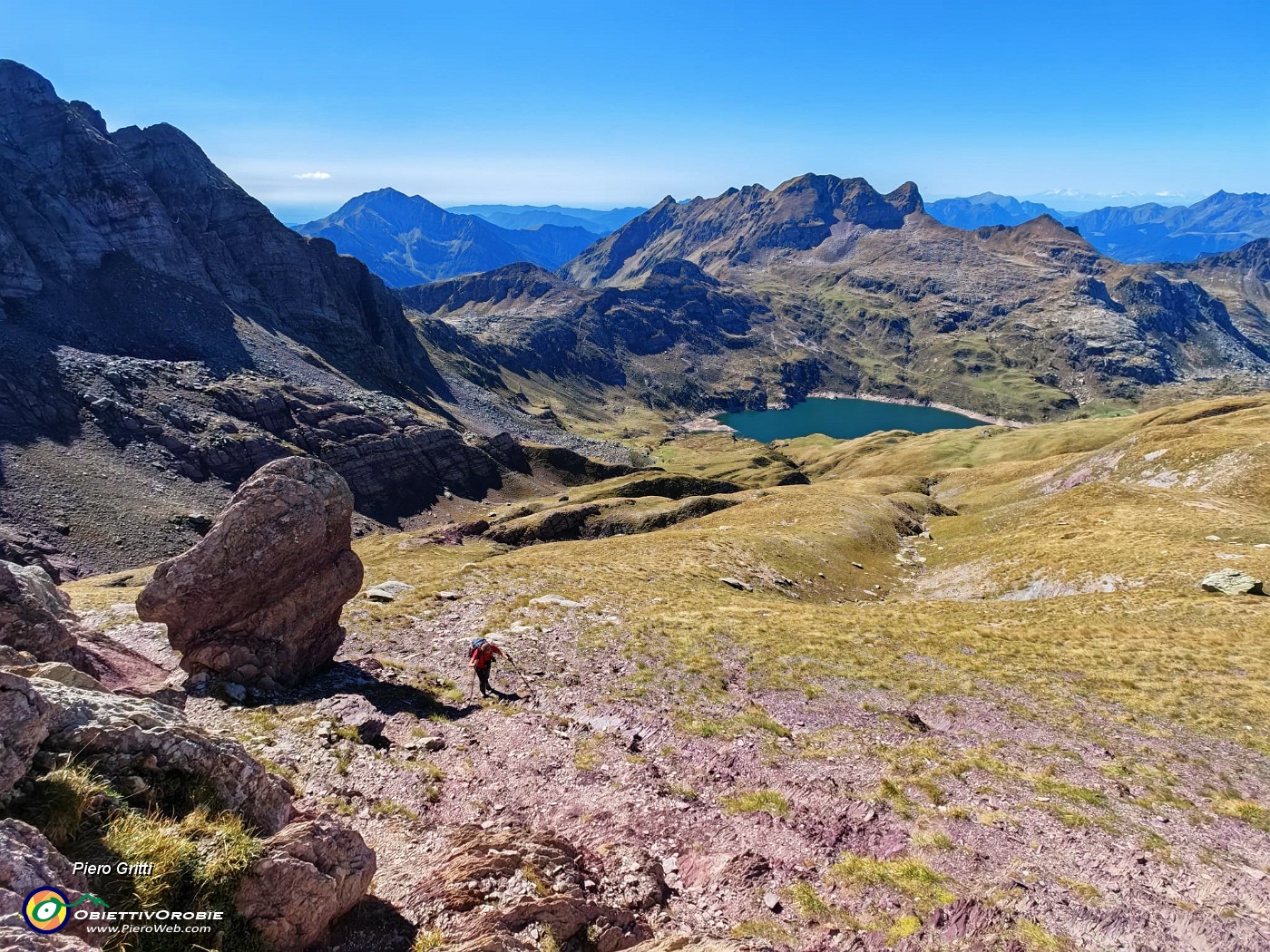 33 Salendo sulla cima del Pizzo Farno con bella vista sui Laghi Gemelli.jpg